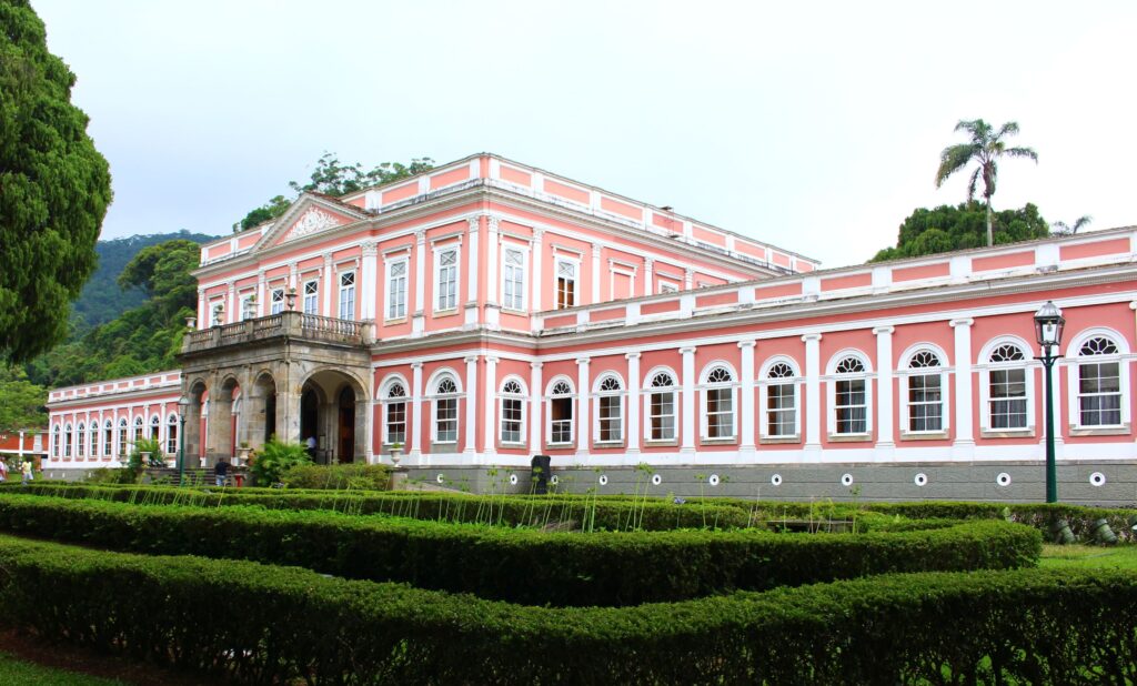 Fachada imponente do Museu Imperial em Petrópolis, Rio de Janeiro, com sua arquitetura clássica e jardins bem cuidados, ideal para um passeio cultural e romântico.