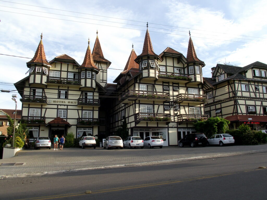Arquitetura europeia de um hotel em Gramado, Rio Grande do Sul, com telhados pontiagudos e estilo enxaimel, transmitindo o charme romântico da Suíça brasileira