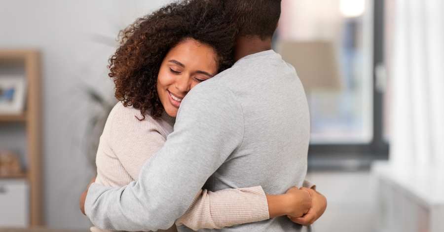 Casal se abraçando com carinho
