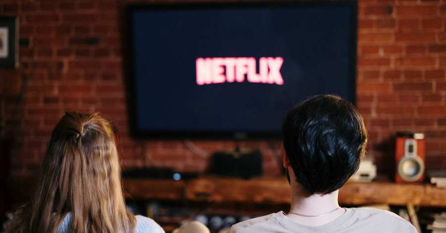 noite de cinema casal assistindo filme na netflix